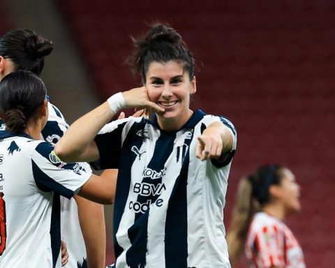 Lucía Garcia gives the tie to Monterrey