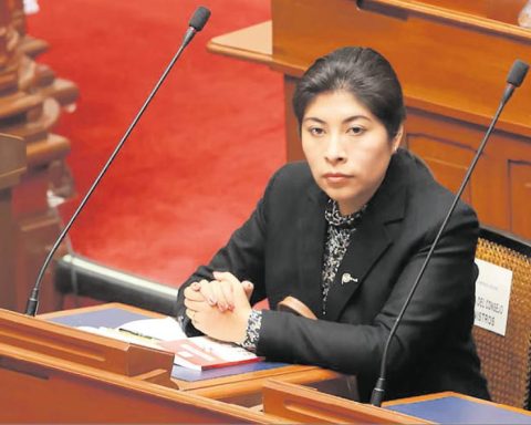 Lucky coup: Betssy Chávez, free and will charge Congress salary