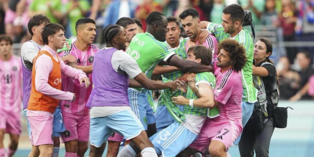 Luis Suarez spits a member of Seattle's coaching staff in a final tangan!