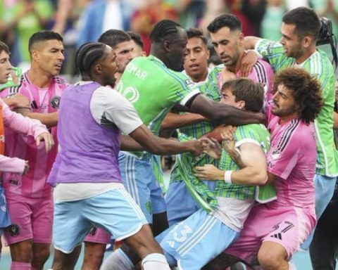 Luis Suarez spits a member of Seattle's coaching staff in a final tangan!