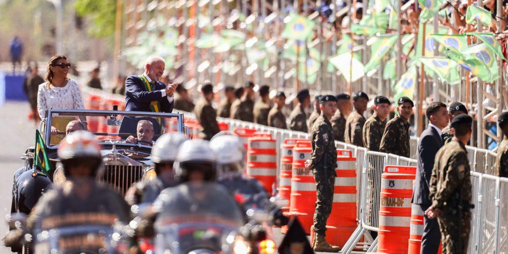 Lula and ministers accompany parade; Public sings "amnesty"