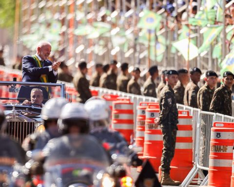 Lula and ministers accompany parade; Public sings "amnesty"