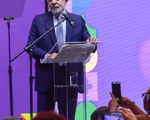 Lula opens conference and sanctions expansion of maternity leave