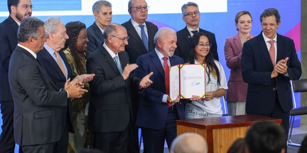 Lula sanctions law against adultization of children in networks
