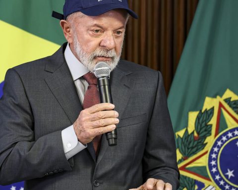 Lula today makes a statement and watches the movie Malês at Cine Alvorada