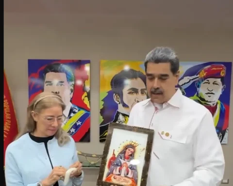 Maduro receives blessing from the Virgen de la Altagracia sent from the Dominican Republic