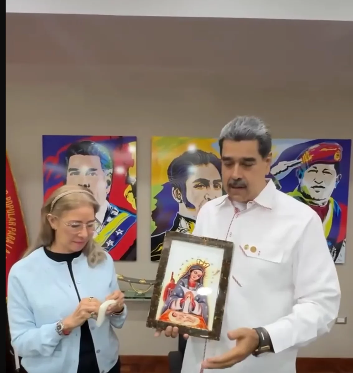Maduro receives blessing from the Virgen de la Altagracia sent from the Dominican Republic