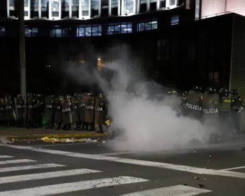 March Z: PNP begins to launch the first tear pumps against protesters in AV. ABANCAY