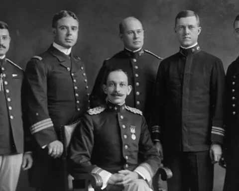 José Francisco Martí Zayas-Bazán (sentado) junto a un grupo de soldados
