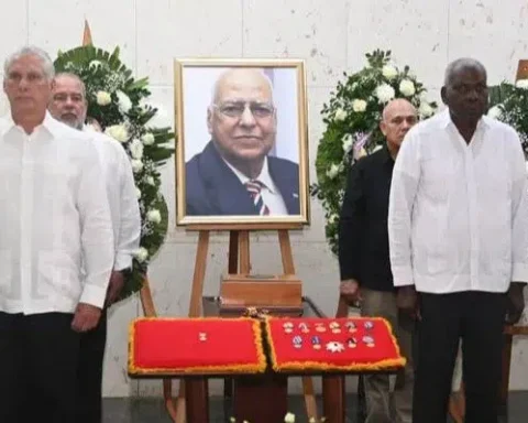 Manuel Marrero Cruz (a la izquierda, detrás de Miguel Díaz-Canel) este miércoles, en el funeral de Ricardo Cabrisas Ruiz