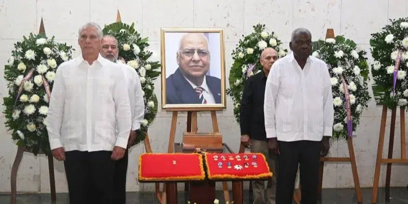 Manuel Marrero Cruz (a la izquierda, detrás de Miguel Díaz-Canel) este miércoles, en el funeral de Ricardo Cabrisas Ruiz