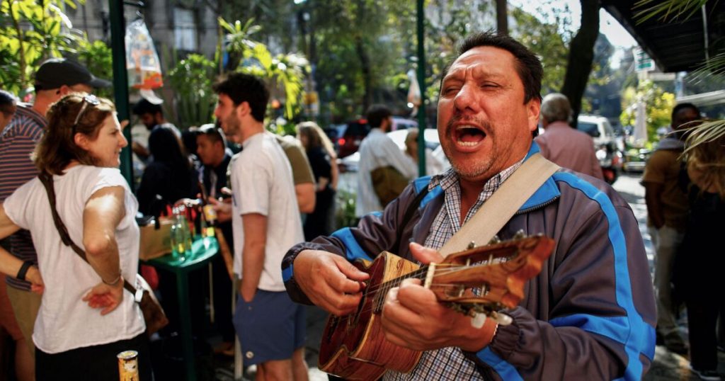 Mexicans trust less in the family and country economy