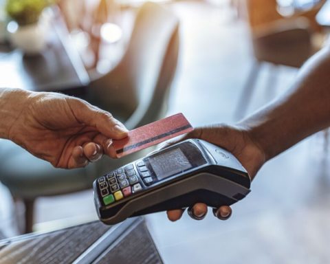 Mexicans use more and more credit and savings to maintain their consumption