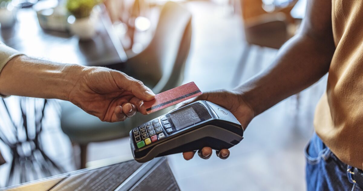 Mexicans use more and more credit and savings to maintain their consumption