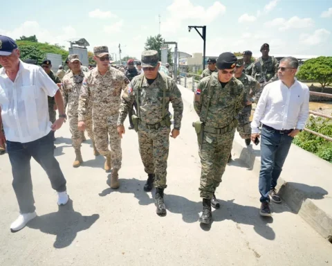 Minister of Defense heads through the border along with advisors to the Executive Power