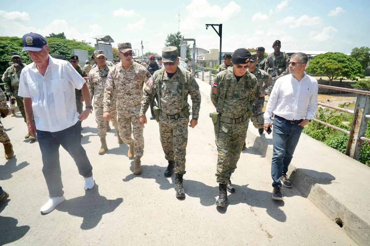 Minister of Defense heads through the border along with advisors to the Executive Power