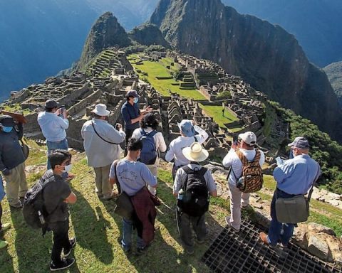 Ministry of Culture issues a statement and ensures that Machu Picchu "is not being violated"