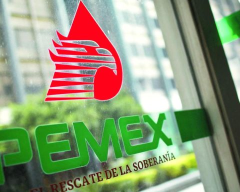 Moody's elevates Pemex A rating to "B1" and stable perspective