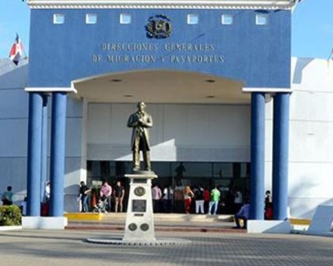 More than 1,200 Cubans obtained documents for legal residence in Dominican