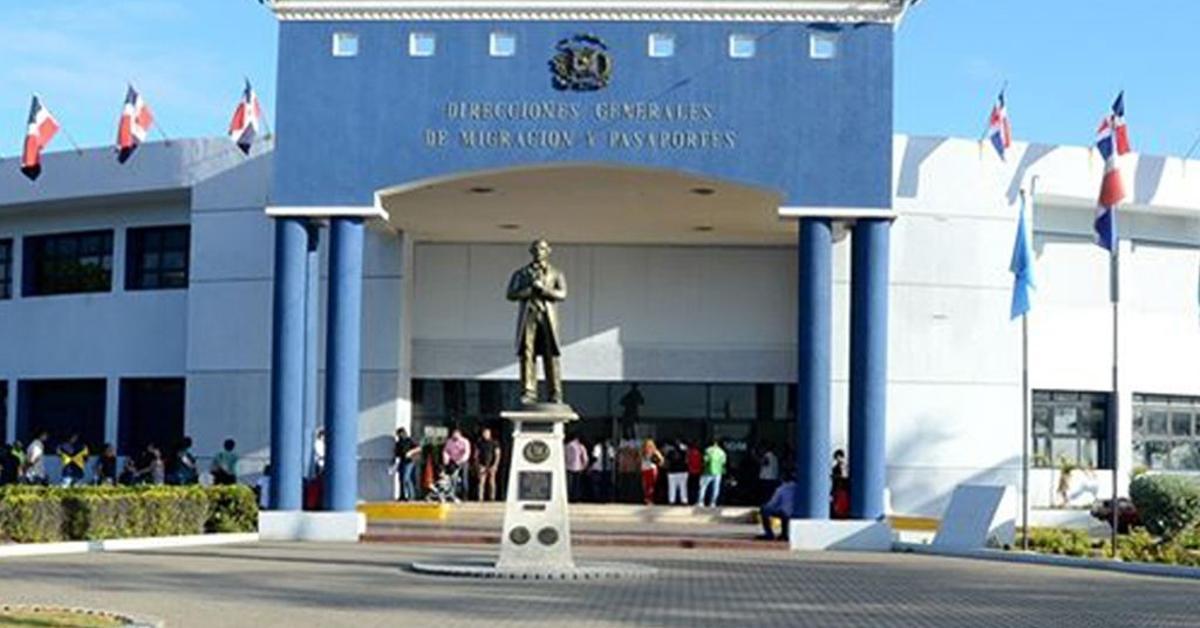 More than 1,200 Cubans obtained documents for legal residence in Dominican