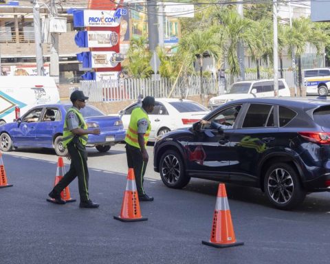 Inician nuevas restricciones de giros a la izquierda en la Kennedy con Núñez de Cáceres