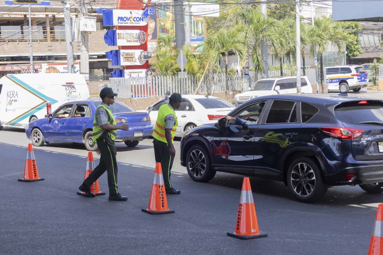 Inician nuevas restricciones de giros a la izquierda en la Kennedy con Núñez de Cáceres