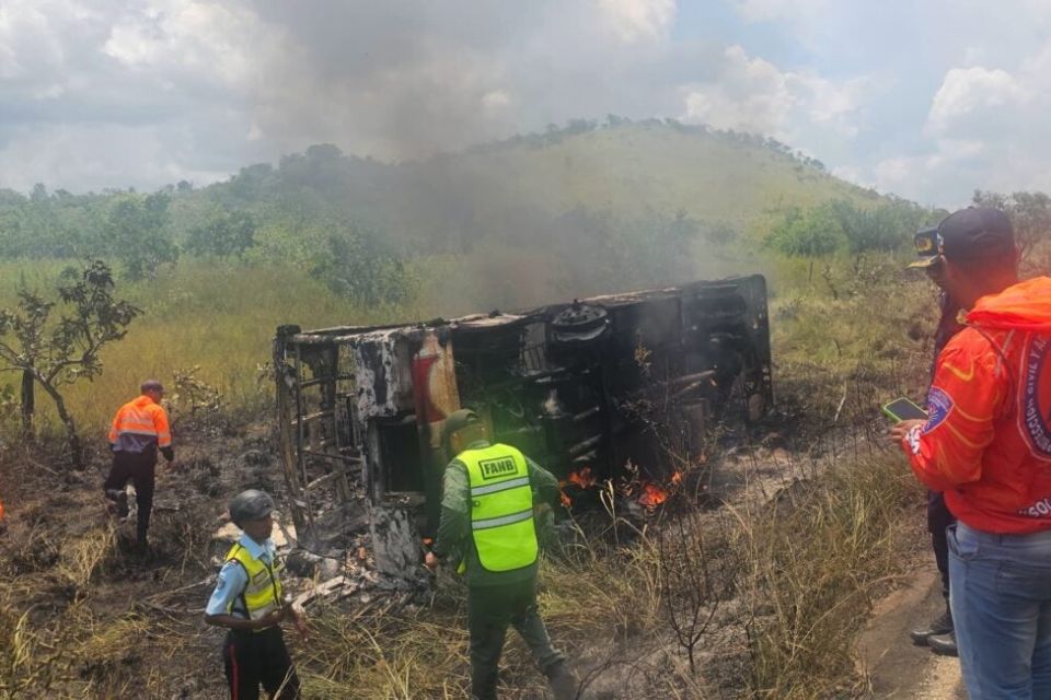 Nine people die calcined and at least 20 wounds when burning bus in Bolívar