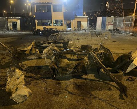No victims after the explosion of a bomb car in front of a prison in Ecuador