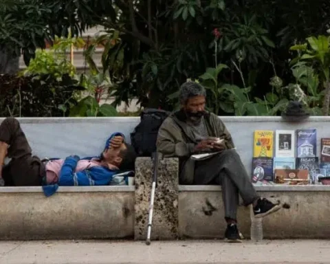 Dos personas sin hogar, en La Habana, Cuba