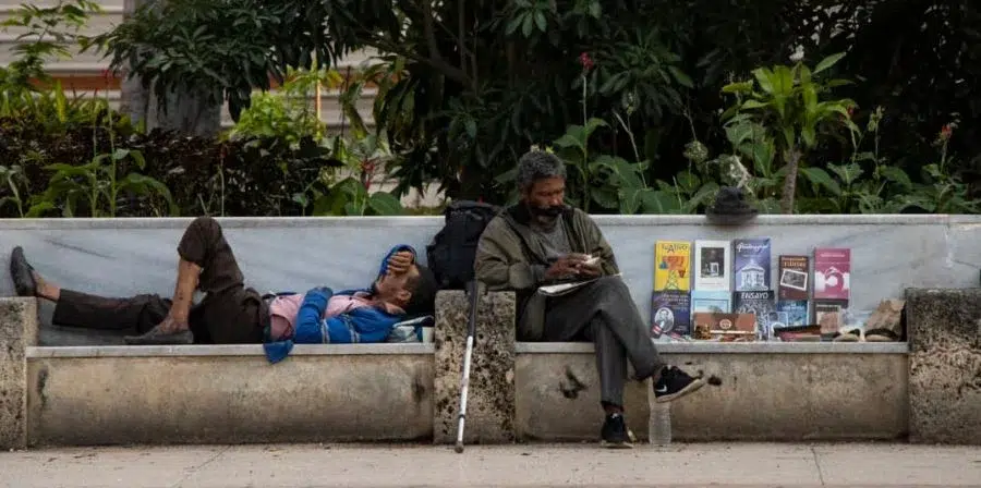 Dos personas sin hogar, en La Habana, Cuba