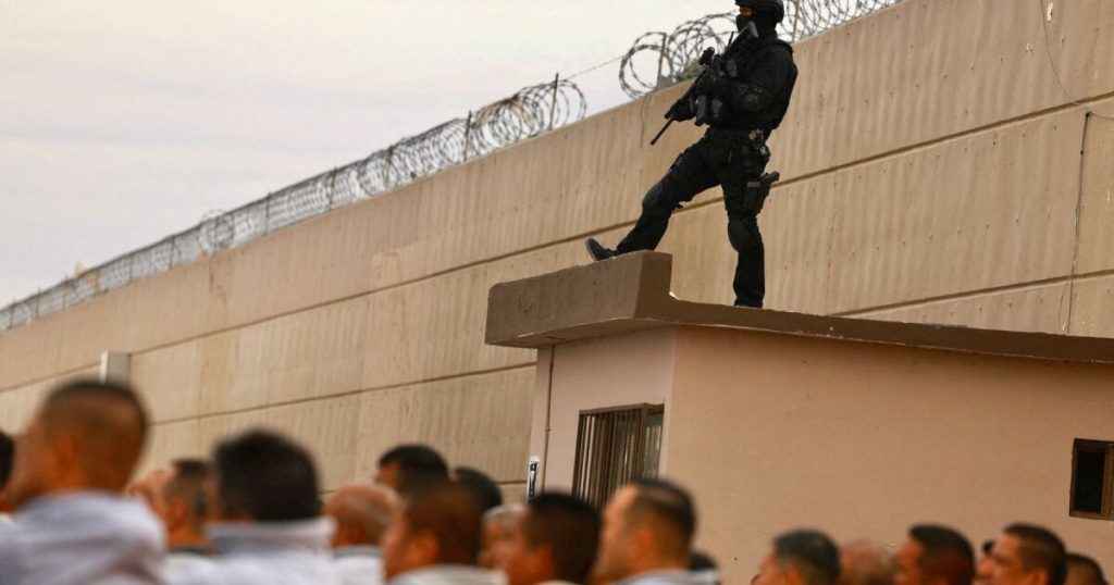 Overpopulation and violence press more than half of Mexican prisons