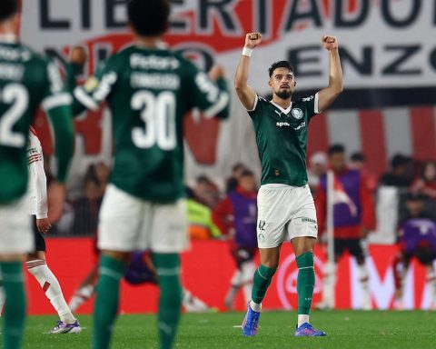 Palmeiras surpasses pressure and defeat River at Monumental de Núñez