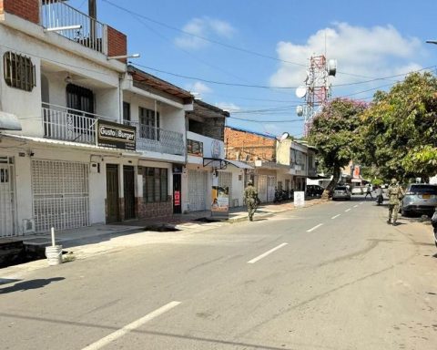 Patrollera fights for his life after receiving a shot on the forehead in Puerto Tejada, Cauca