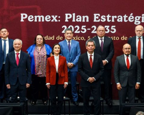 Pemex goes from pilar to balloon of Mexico's finances