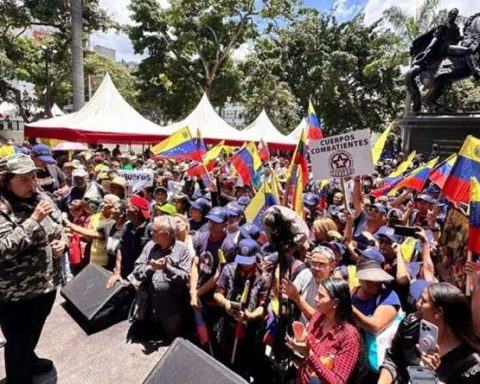 People manifests willingness to defend the homeland