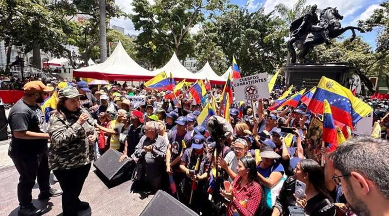 People manifests willingness to defend the homeland