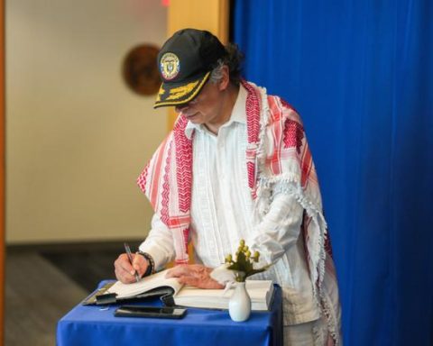 Petro says that he will call Colombian volunteers to fight in Gaza