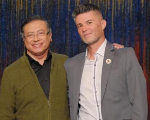 Petro's legal secretary renounces his US visa. As a symbol of solidarity