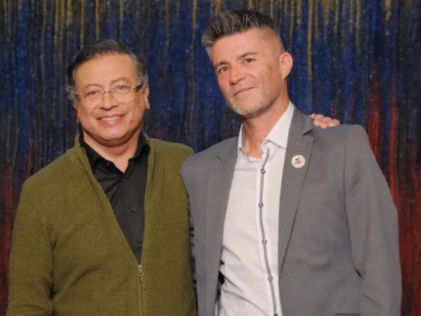 Petro's legal secretary renounces his US visa. As a symbol of solidarity