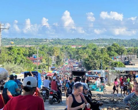 Police close the Cuevita, but sellers and customers reopen it