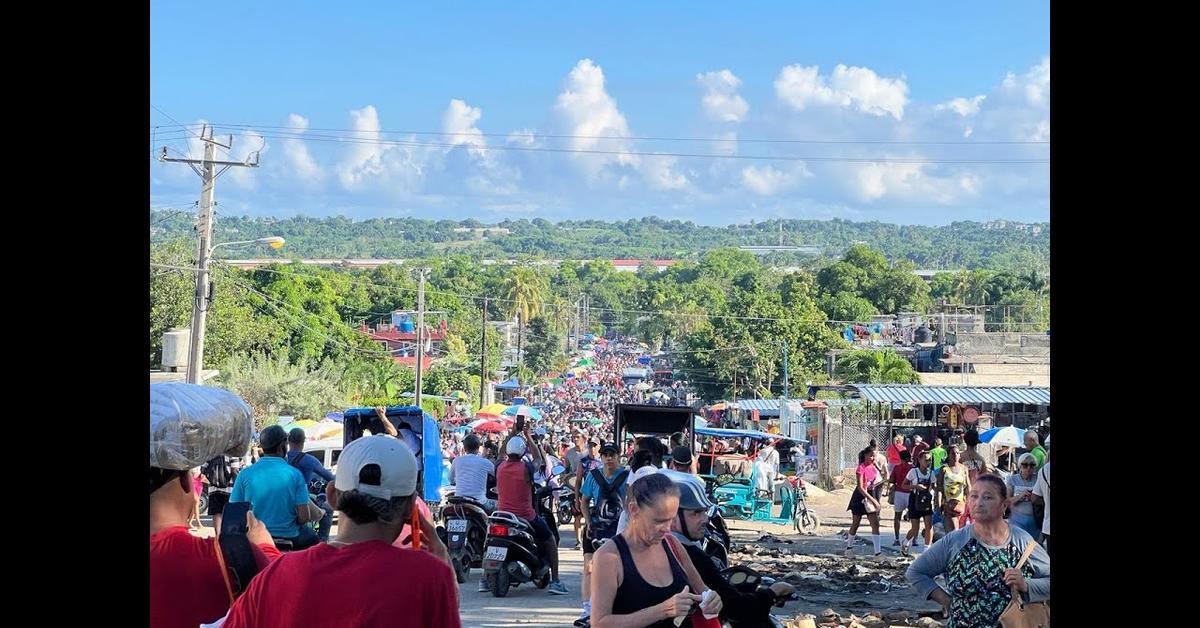 Police close the Cuevita, but sellers and customers reopen it