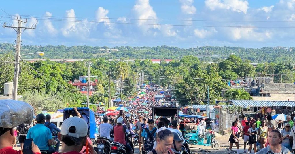 Police closes the Cuevita; sellers and customers reopen it