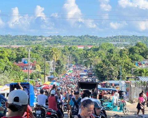 Police closes the Cuevita; sellers and customers reopen it