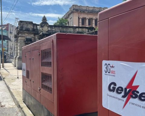 Powerful generators guarantee a Silvio Rodríguez concert with electricity