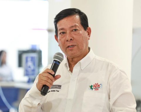 Premier Eduardo Arana in the sight of Jee Lima Centro 1 by Defense Popular