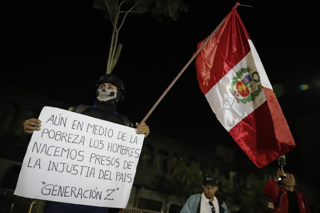 Protesters reach the exteriors of the Congress: collectives and students of San Marcos raise their voice of protest