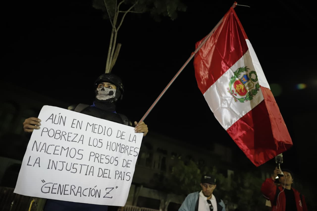 Protesters reach the exteriors of the Congress: collectives and students of San Marcos raise their voice of protest