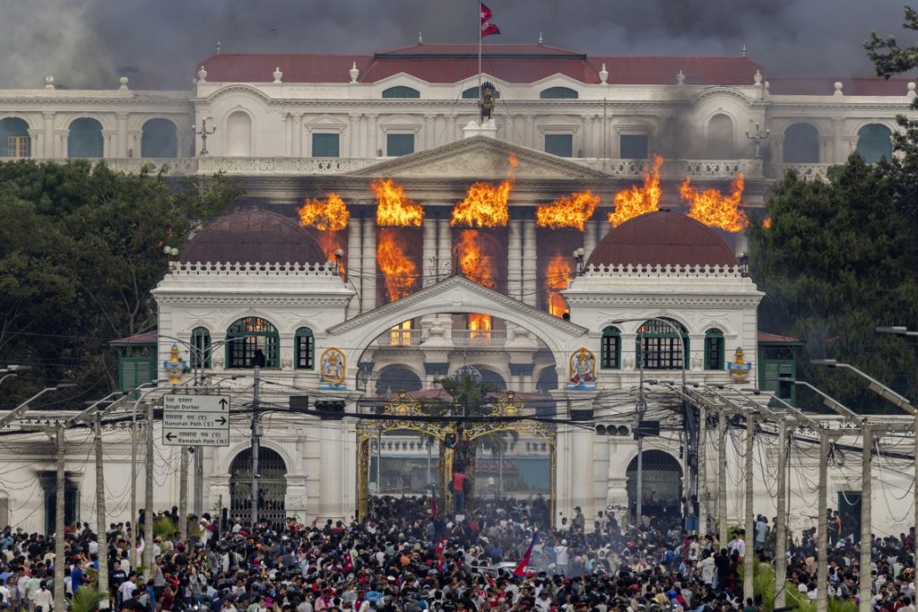 Protesters set the Parliament in the midst of the political crisis in Nepal