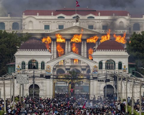 Protesters set the Parliament in the midst of the political crisis in Nepal