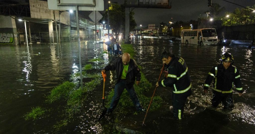 Rains flood areas of Iztapalapa, Tláhuac, Venustiano Carranza and Gam
